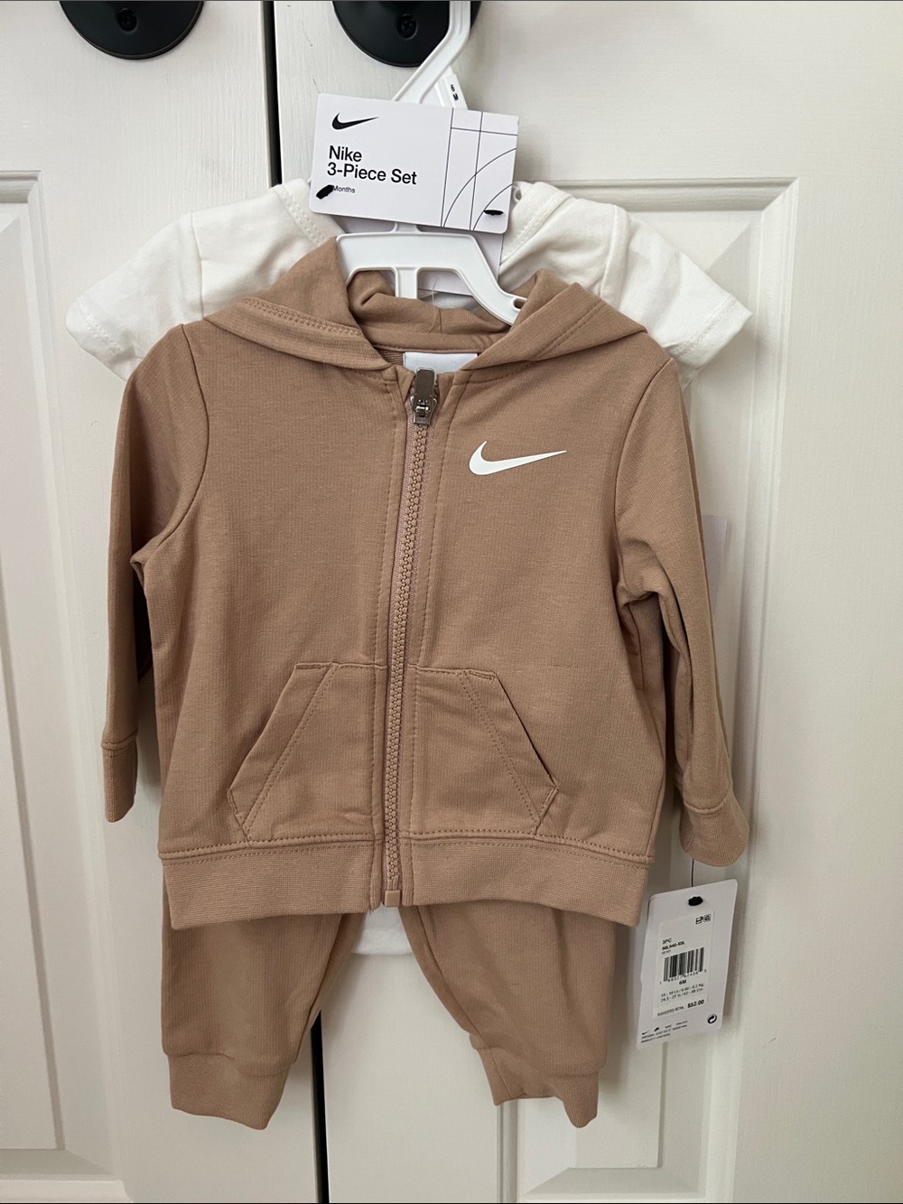 Nike baby 3-Piece Set in Light Tan and White